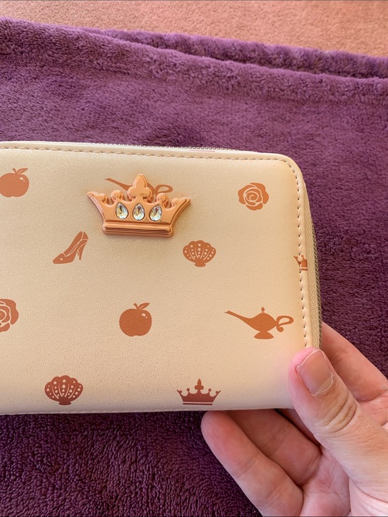 Loungefly Handbags - Disney loungefly Cream Women's Zip Wallet (FREE SHIPPING)